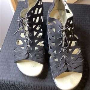 Black heel Jambu lace up